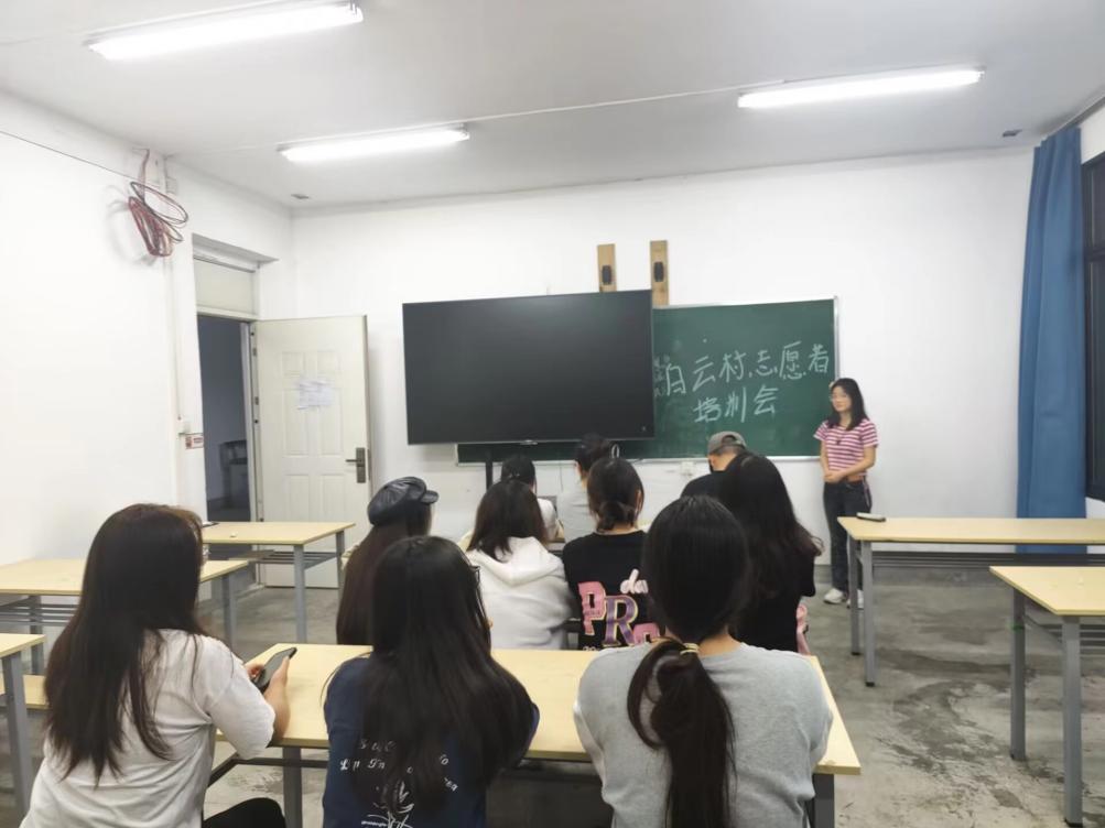美術(shù)與設(shè)計學(xué)院青年志愿者服務(wù)隊助力白云村文化建設(shè)——美術(shù)圖案設(shè)計服務(wù)紀(jì)實
